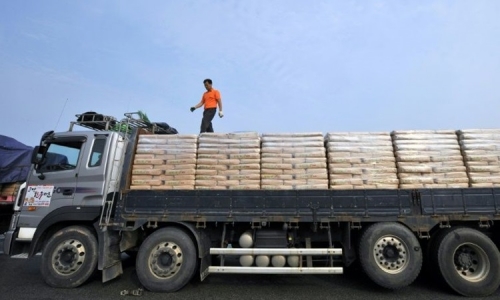 Một lái xe Hàn Quốc kiểm tra mối buộc bao tải bột mỳ vận chuyển cho Triều Tiên trước khi vượt qua biên giới liên Triều ở Paju, phía bắc Seoul. Ảnh: AFP.