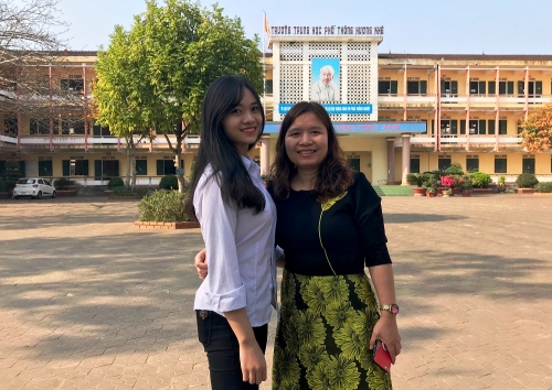 Nguyễn Thị Quỳnh Trang chụp ảnh cùng với cô giáo chủ nhiệm của mình sau khi đạt giải nhất học sinh giỏi Quốc gia môn Lịch sử.