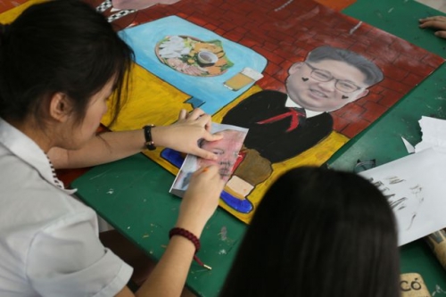 Nhóm học sinh vẽ hình ảnh hai nguyên thủ cùng nhau đi ăn bún đậu vỉa hè - một món ăn truyền thống bình dân của Hà Nội.