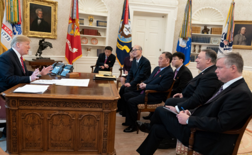 Ông Kim Hyok Chol (thứ hai từ trái sang) xuất hiện trong cuộc họp giữa phái đoàn Triều Tiên và Tổng thống Trump tại Phòng Bầu Dục. (Ảnh: Twitter)