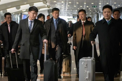 Ông Kim Hyok Chol xuất hiện tại sân bay Bắc Kinh, Trung Quốc trước khi tới Hà Nội. (Ảnh: AFP)