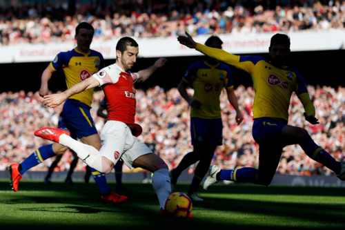 Mkhitaryan in dấu giày vào hai bàn thắng của Arsenal. Ảnh: Reuters.