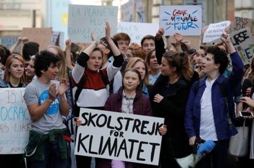 Greta Thunberg (giữa) cùng các học sinh biểu tình tại Bỉ kêu gọi ứng phó biến đổi khí hậu. Ảnh: REUTERS