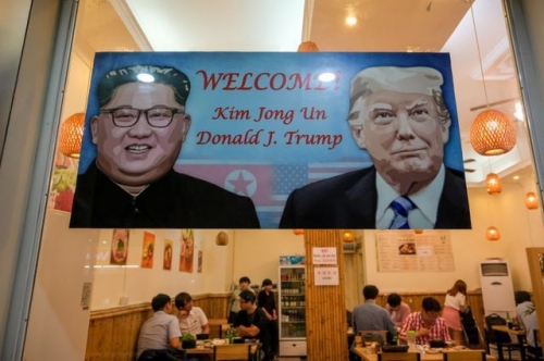 Một nhà hàng ở Từ Liêm, Hà Nội đã treo ảnh hai nhà lãnh đạo Mỹ - Triều ngoài cửa với dòng chữ “Chào đón ông Kim Jong-un và Donald J. Trump”. (Ảnh: Getty)