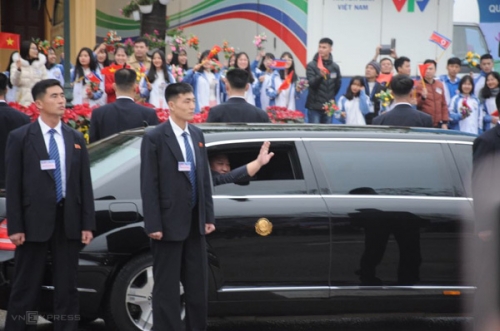 Lãnh đạo Triều Tiên hạ kính xe khi thấy người dân và học sinh hai bên đường. Ảnh: Giang Huy
