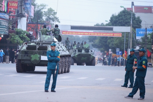 Ngã 5 thị Trấn Kép - Lạng Giang - Bắc Giang, lực lượng công an dựng rào chắn không cho các phương tiện đi lại. Ảnh: Đình Tùng. 