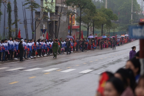 Học sinh của các trường THCS ở Thị trấn Đồng Đăng đứng dọc hai bên đoạn đường dẫn vào nhà ga Đồng Đăng. Ảnh: Gia Chính. 