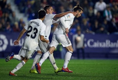 Gareth Bale vùng vằng, từ chối ăn mừng với các đồng đội