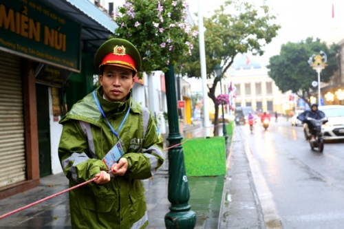 Cảnh sát căng dây trên phố Tràng Tiên. Ảnh: Bá Đô