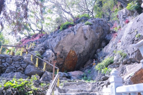 Bậc thang lên núi Đại Tượng để du khách có thể vãn cảnh chùa từ trên cao, cũng như phóng tầm mắt ngắm nhìn cả một vùng rộng lớn.