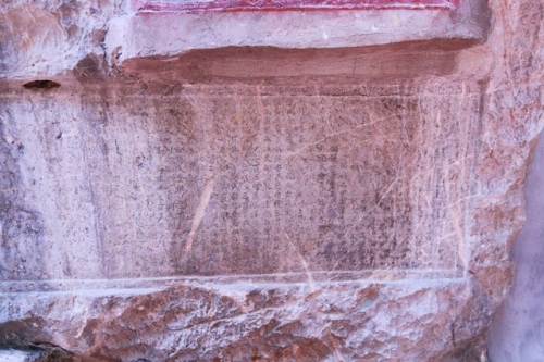 Một bức văn tự lớn được khắc trên đá nói về giá trị to lớn về lịch sử cũng như văn hóa của chùa Bàn Long tự - Ngôi chùa cổ hơn 1.000 năm ở vùng đất cố đô Hoa Lư lịch sử.