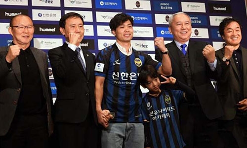 Công Phượng (giữa) trong buổi ra mắt Incheon United.