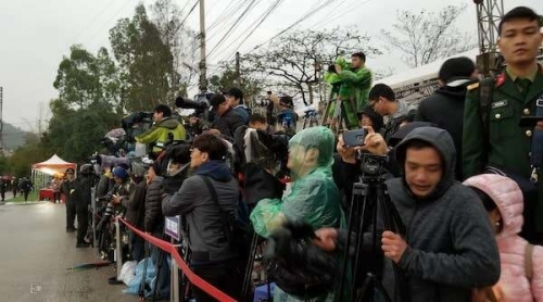 Khoảng hơn 100 phóng viên trong nước và quốc tế thức suốt đêm chờ đoàn tàu bọc thép của Chủ tịch Triều Tiên. Ảnh: Viết Tuân