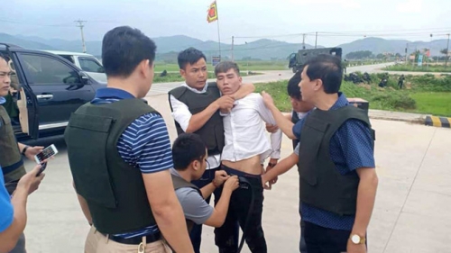 Nghi phạm Nguyễn Anh Tuấn bị công an bắt giữ sau khi ra khỏi xe đầu hàng ẢNH TÂN KỲ