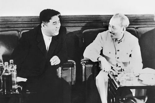 Chủ tịch Hồ Chí Minh trò chuyện với Thủ tướng Kim Nhật Thành tại Bình Nhưỡng năm 1957 (Ảnh: Hani)