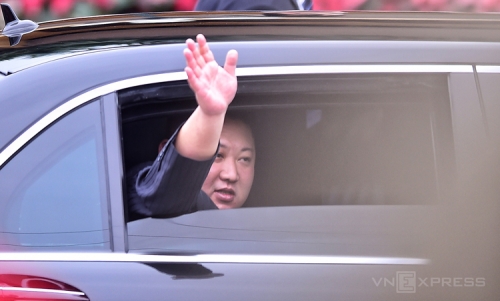 Nhà lãnh đạo Triều Tiên vẫy tay với người dân bên đường tại Lạng Sơn sáng 26/2. Ảnh: Giang Huy