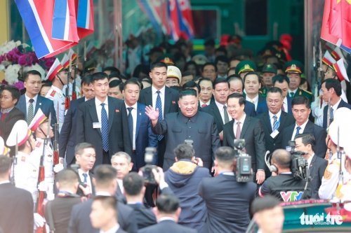 Chủ tịch Triều Tiên Kim Jong Un chào báo chí và người dân khi bước ra ngoài ga Đồng Đăng, Lạng Sơn sáng 26-2 - Ảnh: VIỆT DŨNG