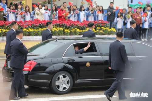 Chủ tịch Triều Tiên Kim Jong Un vẫy tay chào người dân từ trong xe- Ảnh: VIỆT DŨNG