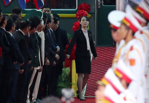 Kim Yo-jong, em gái Chủ tịch Triều Tiên Kim Jong-un, bước xuống sân ga Đồng Đăng, tỉnh Lạng Sơn, sáng ngày 26/2. Ảnh: Reuters.