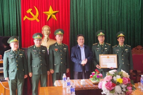 UBND huyện Quế Phong đã chúc mừng, khen thưởng trước chiến tích của các các nhân, đơn vị.