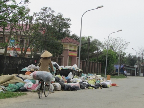 Bãi rác thải tự phát ngay cạnh Trung tâm giáo dục nghề nghiệp phường Sông Trí.