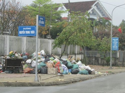 Dọc các tuyến đường Nguyễn Trung Thiên, đường Tố Hữu, …cũng hình thành các điểm tập kết rác tự phát, gây ô nhiễm, mất mỹ quan