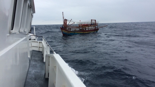 Một tàu cá gặp nạn trên biển được tàu cứu hộ lai dắt vào bờ ẢNH MINH HỌA