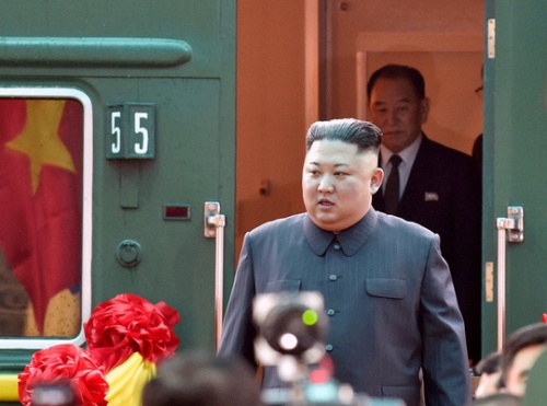 Ông Kim Jong-un xuống ga Đồng Đăng sáng 26-2. Ảnh: Reuters