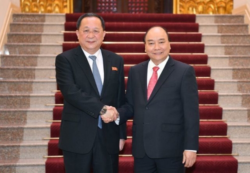Thủ tướng Nguyễn Xuân Phúc tiếp đón Bộ trưởng Ngoại giao Triều Tiên Ri Yong Ho tại Hà Nội tháng 12/2018 (Ảnh: VGP)