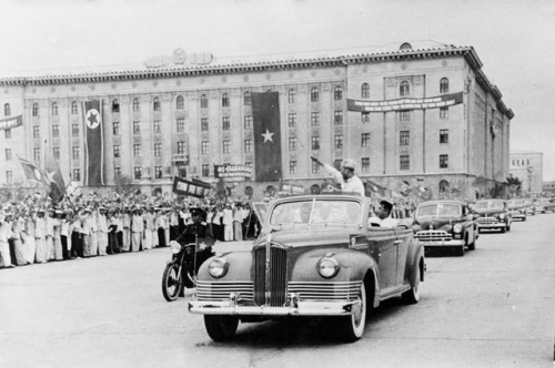 Người dân Thủ đô Bình Nhưỡng nồng nhiệt chào đón Chủ tịch Hồ Chí Minh trong chuyến thăm năm 1957 (Ảnh: TTXVN)