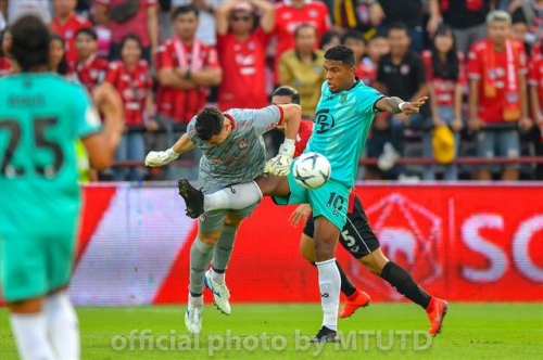 Thủ môn Văn Lâm thi đấu chắc chắn trong trận ra mắt Muangthong United