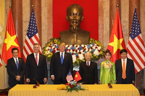 Tổng thống Mỹ Donald Trump và Tổng Bí thư, Chủ tịch nước Nguyễn Phú Trọng chứng kiến lễ ký kết giữa Viejet với Boeing và General Electric.