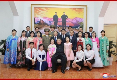 Ông Kim Jong-un chụp ảnh lưu niệm khi tới thăm Đại sứ quán Triều Tiên tại Hà Nội chiều 26/2. (Ảnh: KCNA)