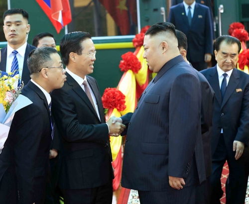 Trưởng ban Tuyên giáo Trung ương Võ Văn Thưởng đón Chủ tịch Triều Tiên Kim Jong-un ẢNH: TTXVN
