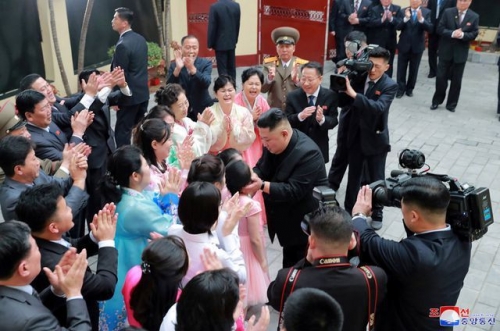 Ông Kim Jong-un thăm Đại sứ quán Triều Tiên tại Hà Nội chiều 26/2. (Ảnh: Reuters)
