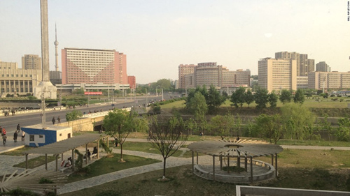 Phóng viên Will Ripley của CNN có dịp hiếm hoi được vào khu chung cư cao cấp gần Đại học Kim Nhật Thành ở thủ đô Bình Nhưỡng. Đây là nhà chính phủ Triều Tiên cấp cho một giáo sư.