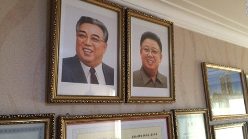 Mọi gia đình tại Triều Tiên đều treo ảnh 2 cố lãnh đạo là Kim Nhật Thành và Kim Jong-il trong nhà.