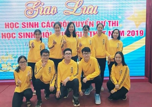 Nguyễn Thị Thương (đứng thứ 2 từ phải sang) tại buổi giao lưu các đội tuyển dự thi HSG quốc gia năm 2019.