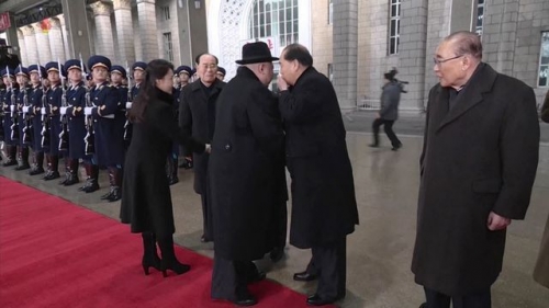 Thủ tướng Pak Pong-ju nói chuyện với nhà lãnh đạo Kim Jong-un trong lễ chào đón ông Kim về nước sau chuyến thăm Trung Quốc hồi tháng 1. (Ảnh: KCTV)