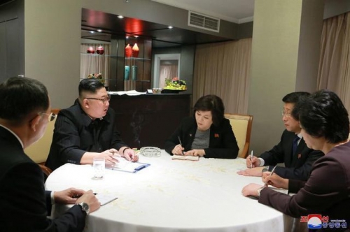 Ông Kim Jong-un họp với các nhà đàm phán của phái đoàn Triều Tiên tại khách sạn Melia, Hà Nội. (Ảnh: KCNA)