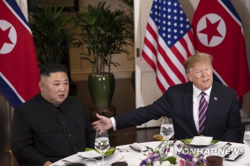 Tổng thống Donald Trump và nhà lãnh đạo Kim Jong-un ăn tối tại Hà Nội tối 27/2. (Ảnh: Yonhap)