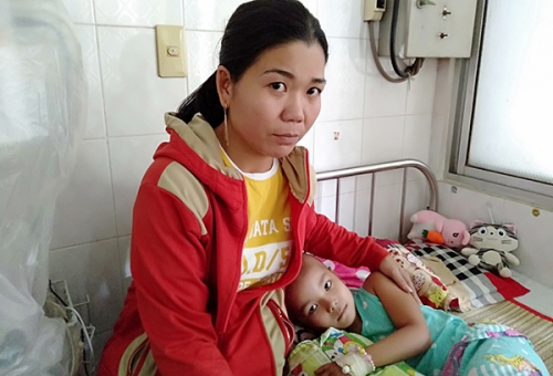 Ngày cuối năm hai mẹ con chị Hòa vẫn phải ở bệnh viện.