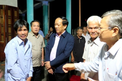 Chủ tịch tỉnh Quảng Nam Đinh Văn Thu (người mang áo khoát xanh đen) đến bãi biển Bình Minh động viên các gia đình có con bị nạn