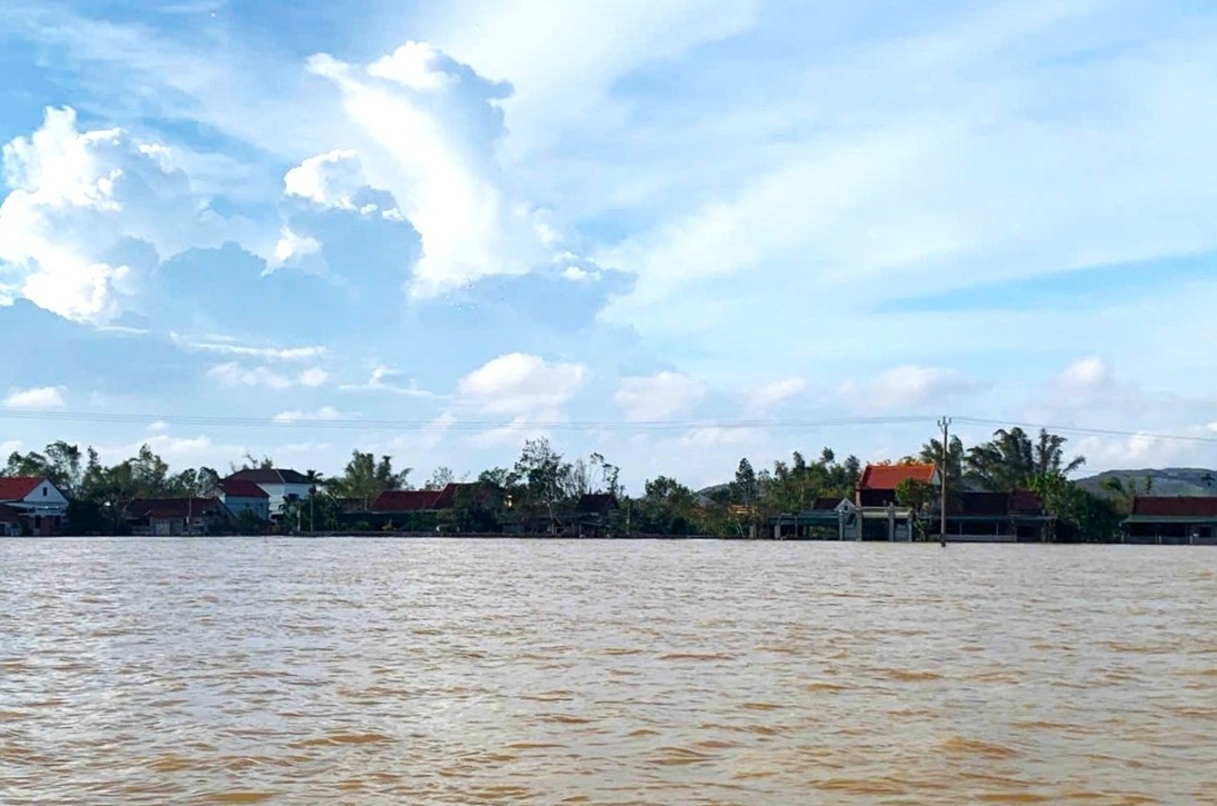 Nước lũ cao nhất trong 15 năm lên quá nhanh ở Hà Tĩnh, hàng ngàn hộ dân vẫn đang bị cô lập