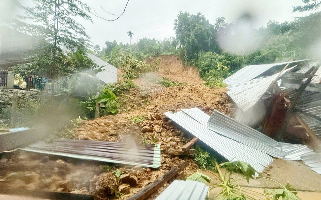 Nhà chỉ huy trưởng Quân sự xã Trà Leng bị vùi lấp lúc rạng sáng