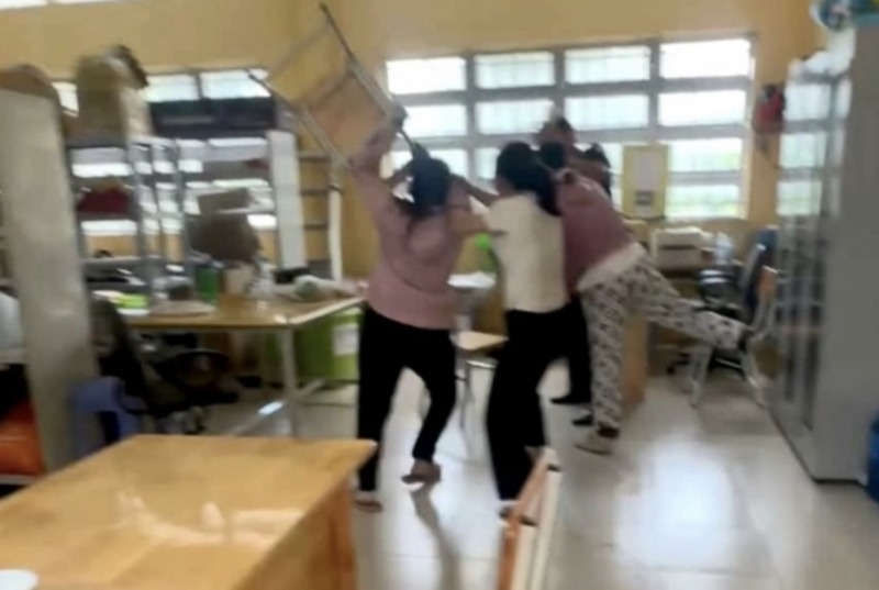 Người mẹ xông vào lớp hành hung thầy giáo vì nhắn...