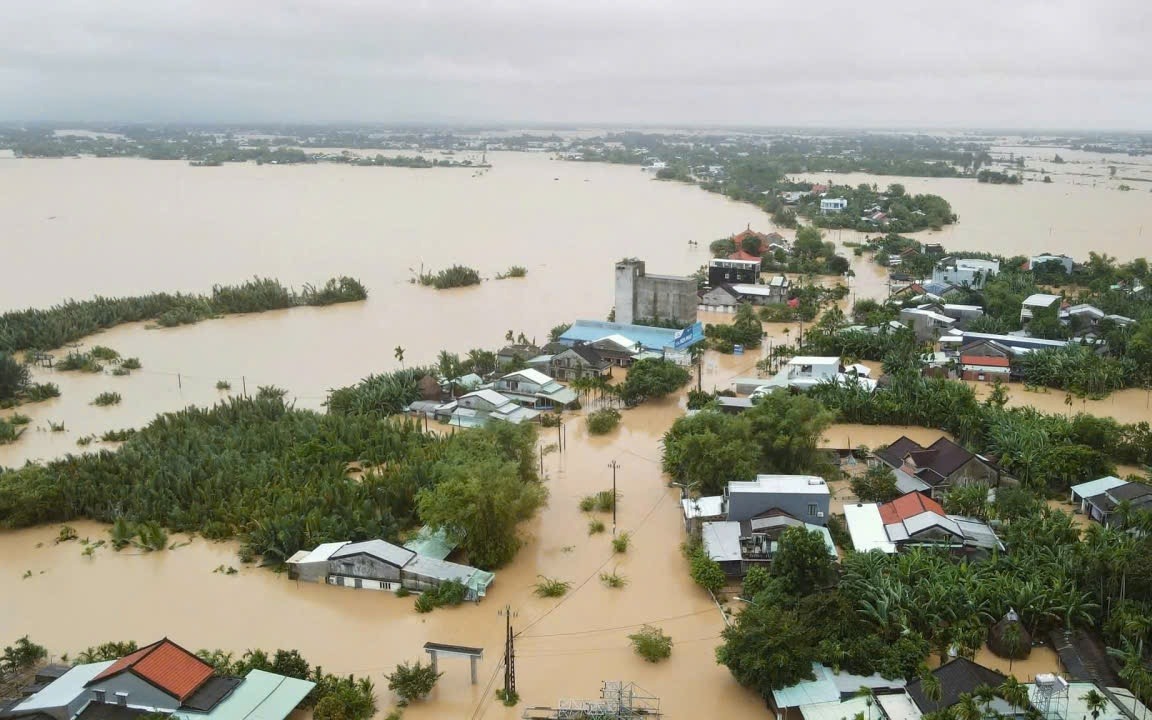 Từ Nam Nghệ An đến Quảng Ngãi tiếp tục có mưa rất to, cục bộ trên 700mm