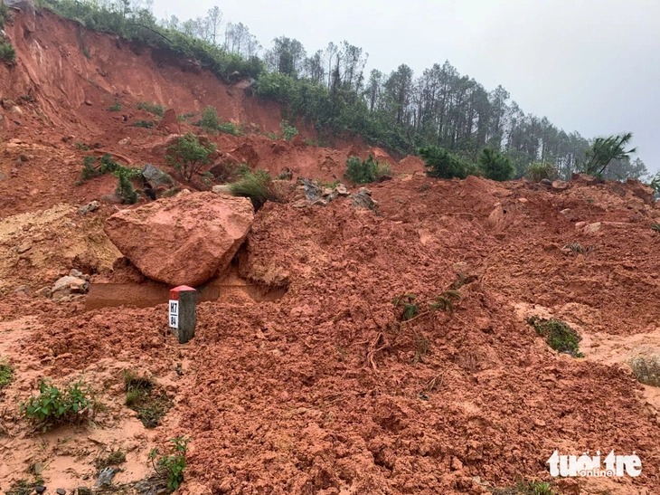 Đường ven biển Hà Tĩnh ách tắc nhiều ngày do khó khăn xử lý đất đá bị sạt lở