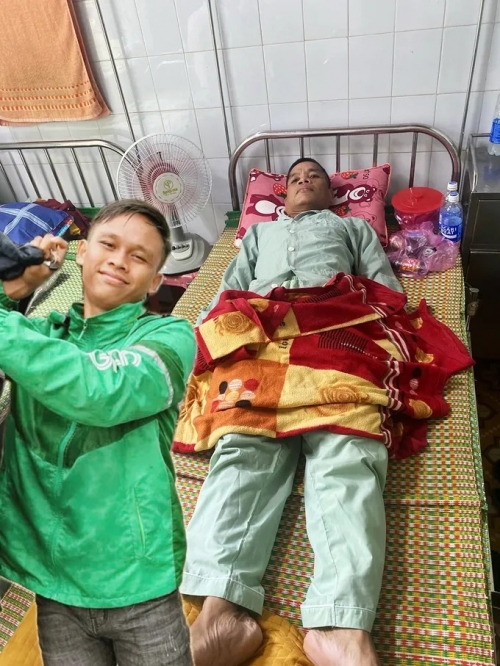 Nam sinh viên bươn chải kiếm tiền nuôi cha bệnh nặng