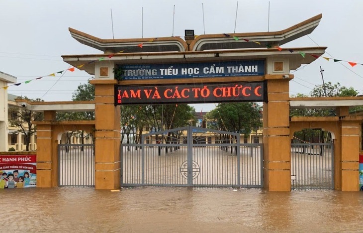 Hà Tĩnh vẫn còn hơn 18.000 học sinh nghỉ học, hồ Kẻ Gỗ đang xả tràn lưu lượng 300m³/s